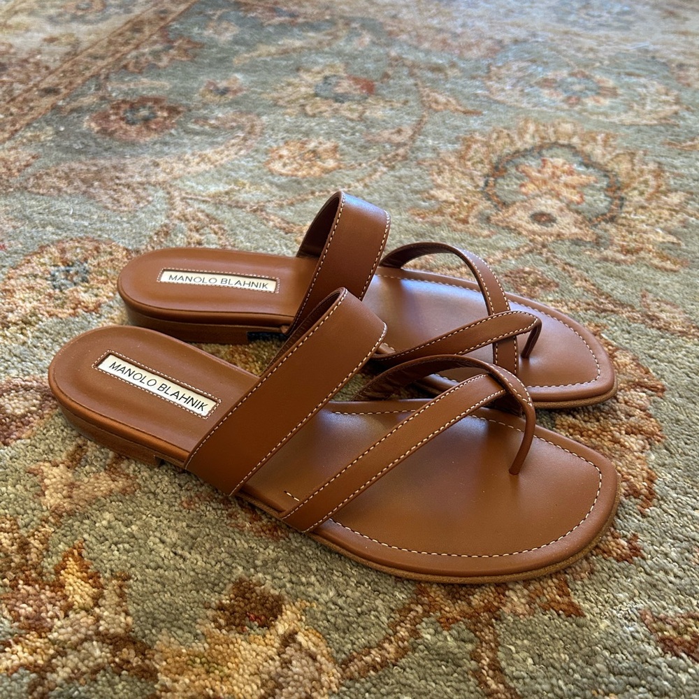 NEW Manolo Blahnik Susa Flat Leather Sandal in Luggage Size 38 (8b)